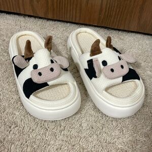 NWOT Cute cow slide on slippers Size 38-39 us size 8